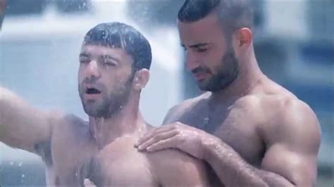 hombres desnudos en la ducha|Hombres En La Ducha Videos Porno Gay